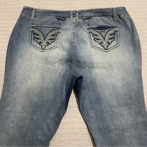 Lane Bryant Lightly Flared Stretch Medium Wash Jeans with Detail Pocket Size 28 - Picture 10 of 10